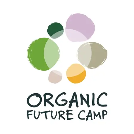 Organic Future Camp 2025, das Logo mit dem Schriftzug Organic Future Camp und darüber 6 verschiedengroße pastellfarbene runde Flächen, die im Kreis angeordnet sind