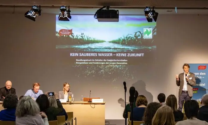 Niels Kohlschütter hält einen Vortrag zum Thema sauberes Wasser.